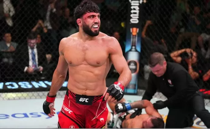 Arman Tsarukyan Kalahkan Ilia Topuria untuk Jadi Petarung UFC Kelas Ringan Terbaik