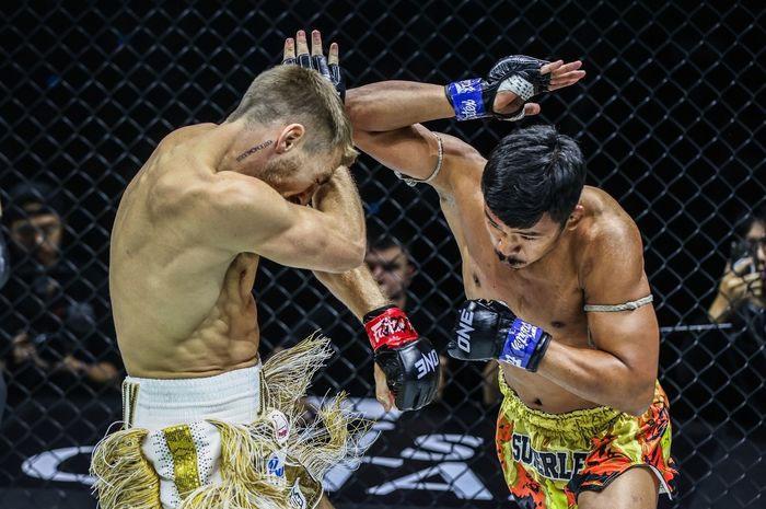 ONE Championship – Komentator UFC Joe Rogan Bedah Betapa Spesialnya Sikutan Superlek