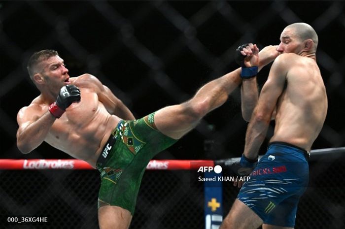 Khamzat Chimaev Ngantuk Lihat Duel Perebutan Gelar Du Plessis vs Strickland di UFC 312